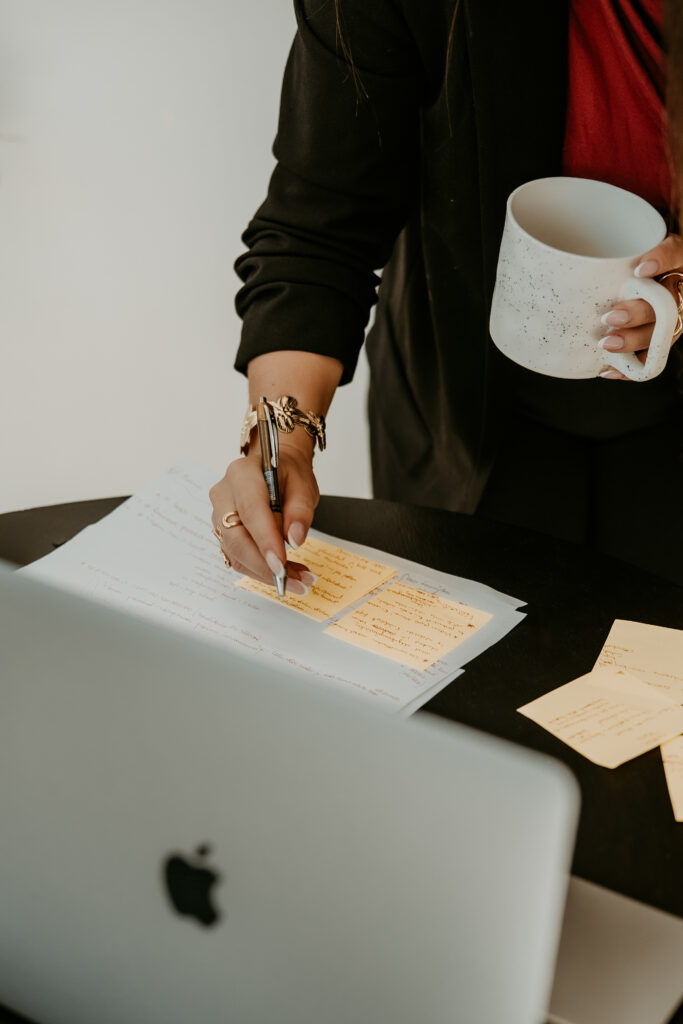 Paberile kirjutamine.